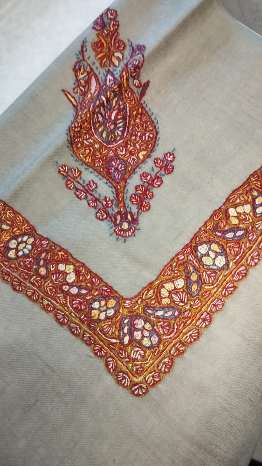 Zereshk Kashmiri pashmina ghutra corner seen on the diagonal, the border meeting in a point below the motif