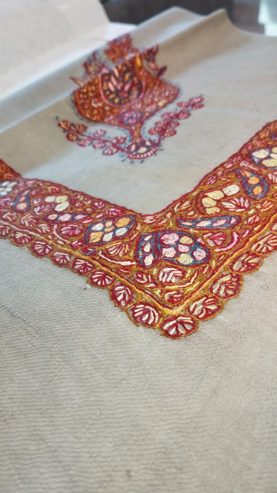 Close-up of the Zereshk Kashmiri pashmina ghutra corner motif and sozni border