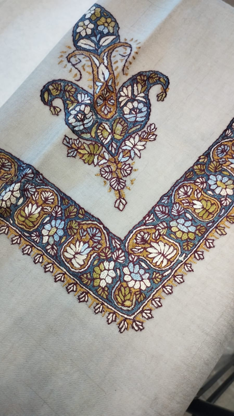 Ghawwas Kashmiri pashmina ghutra corner seen on the diagonal, the border meeting in a point below the motif