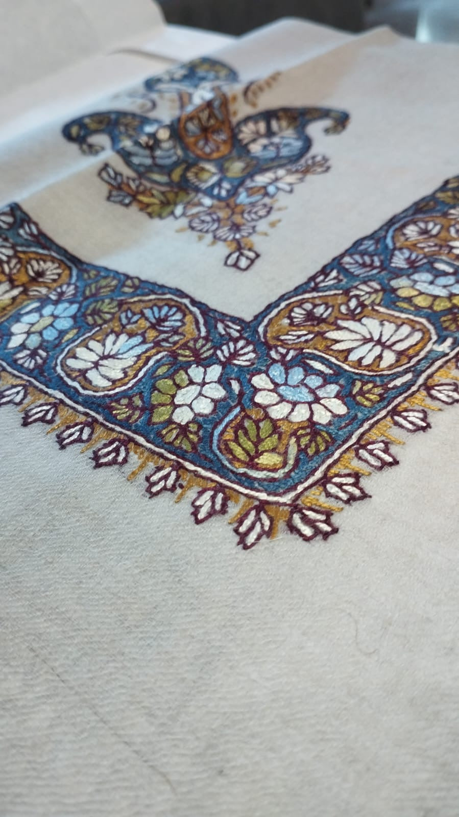 Close-up of the Ghawwas Kashmiri pashmina ghutra corner motif and sozni border