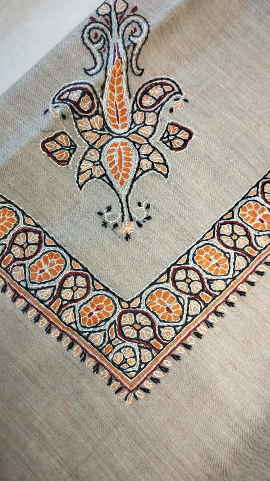 Hudhud Kashmiri pashmina ghutra corner seen on the diagonal, the border meeting in a point below the motif