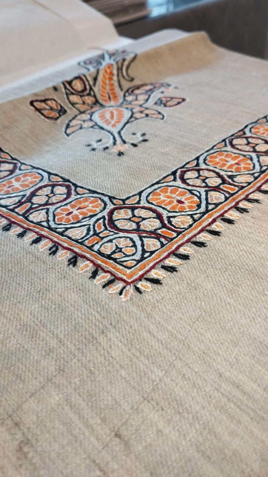 Close-up of the Hudhud Kashmiri pashmina ghutra corner motif and sozni border