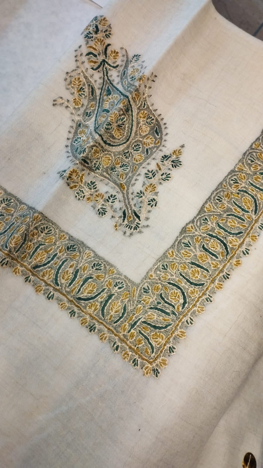 Zaatar Kashmiri pashmina ghutra corner seen on the diagonal, the border meeting in a point below the motif