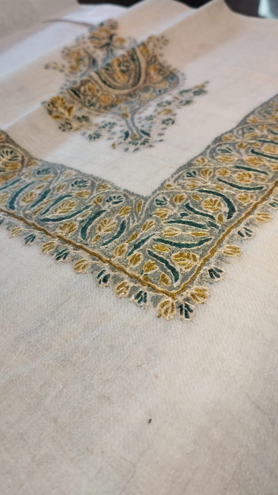 Close-up of the Zaatar Kashmiri pashmina ghutra corner motif and sozni border