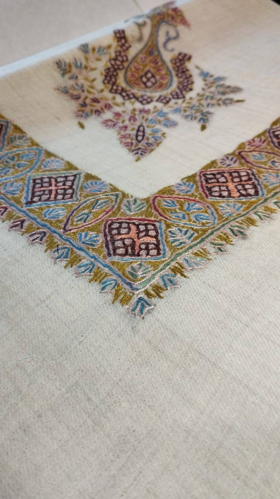Close-up of the Zarabi Kashmiri pashmina ghutra corner motif and sozni border