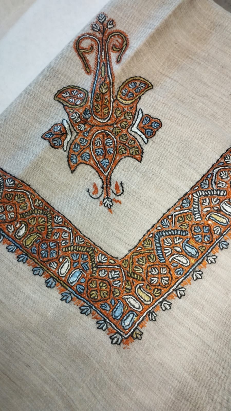 Burtuqal Kashmiri pashmina ghutra corner seen on the diagonal, the border meeting in a point below the motif