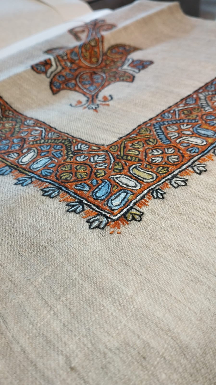 Close-up of the Burtuqal Kashmiri pashmina ghutra corner motif and sozni border