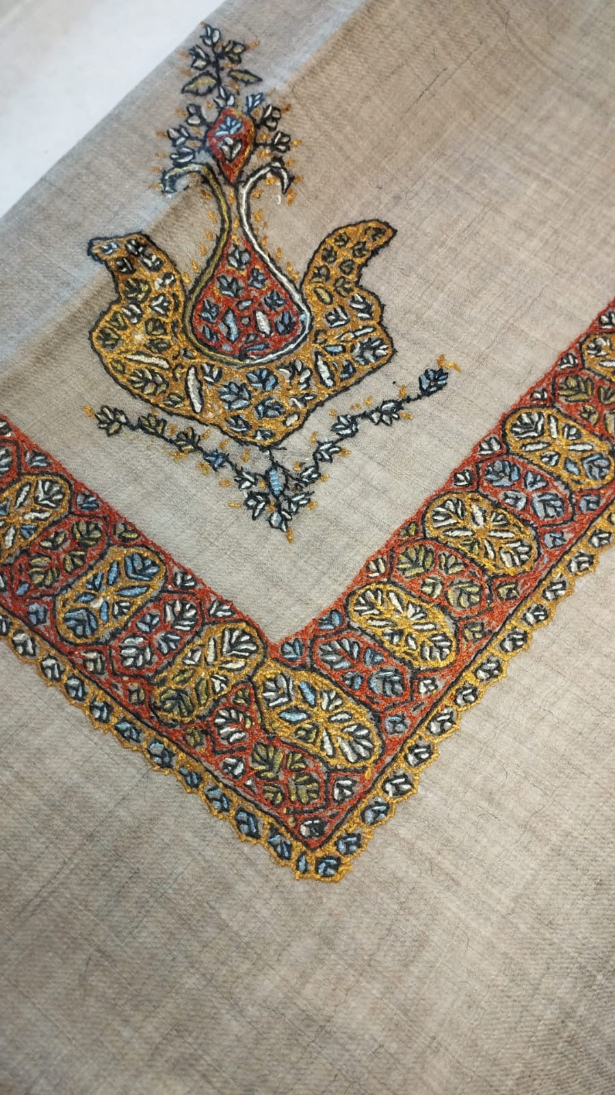 Safarjal Kashmiri pashmina ghutra corner seen on the diagonal, the border meeting in a point below the motif