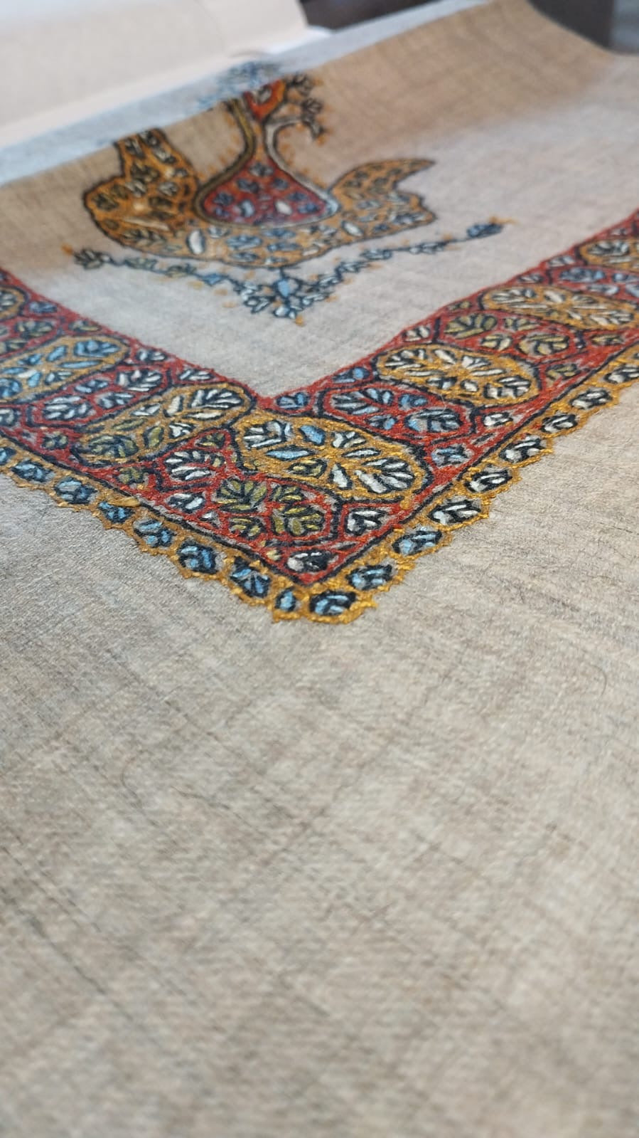 Close-up of the Safarjal Kashmiri pashmina ghutra corner motif and sozni border