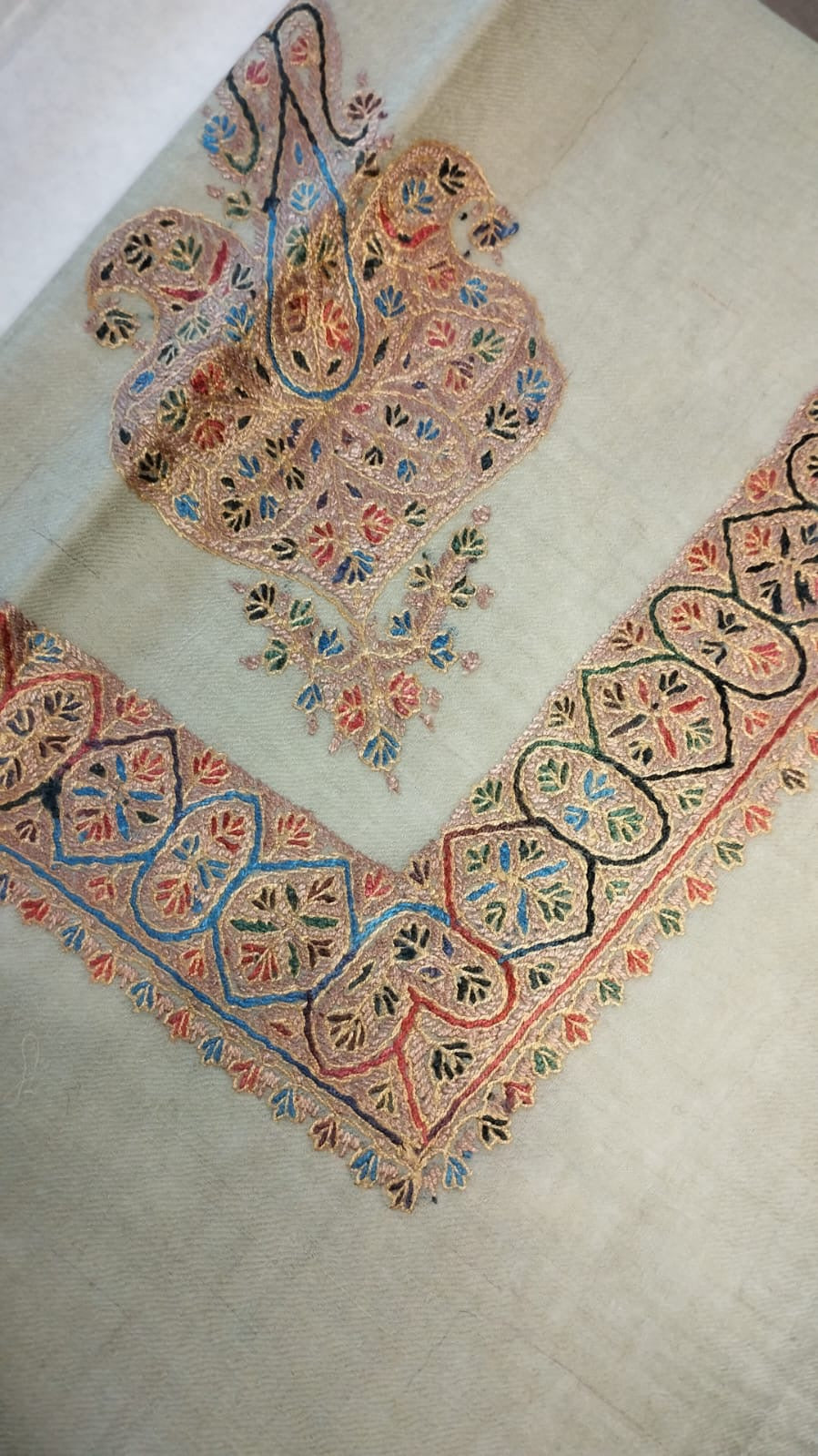 Riwaq Kashmiri pashmina ghutra corner seen on the diagonal, the border meeting in a point below the motif