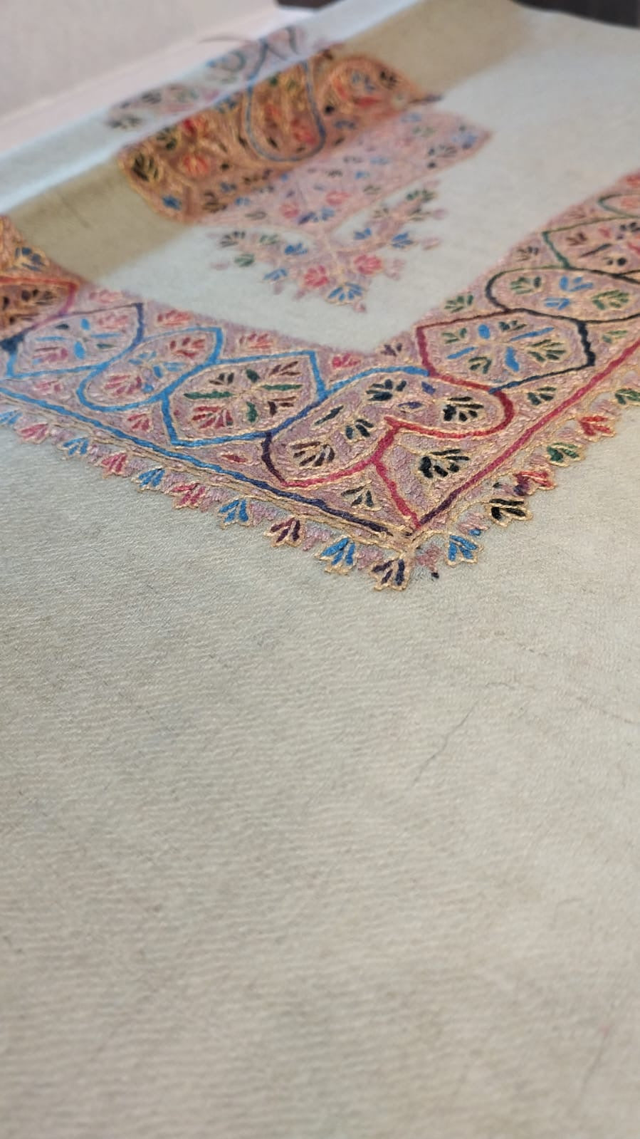 Close-up of the Riwaq Kashmiri pashmina ghutra corner motif and sozni border