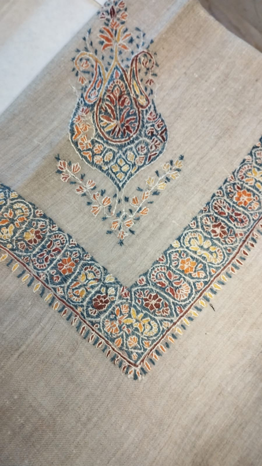 Bulbul Kashmiri pashmina ghutra corner seen on the diagonal, the border meeting in a point below the motif