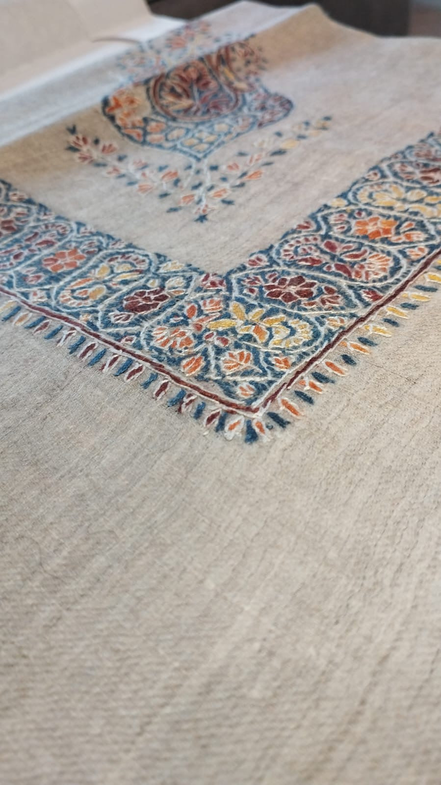 Close-up of the Bulbul Kashmiri pashmina ghutra corner motif and sozni border
