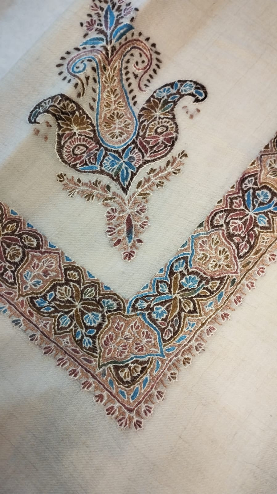 Misk Kashmiri pashmina ghutra corner seen on the diagonal, the border meeting in a point below the motif