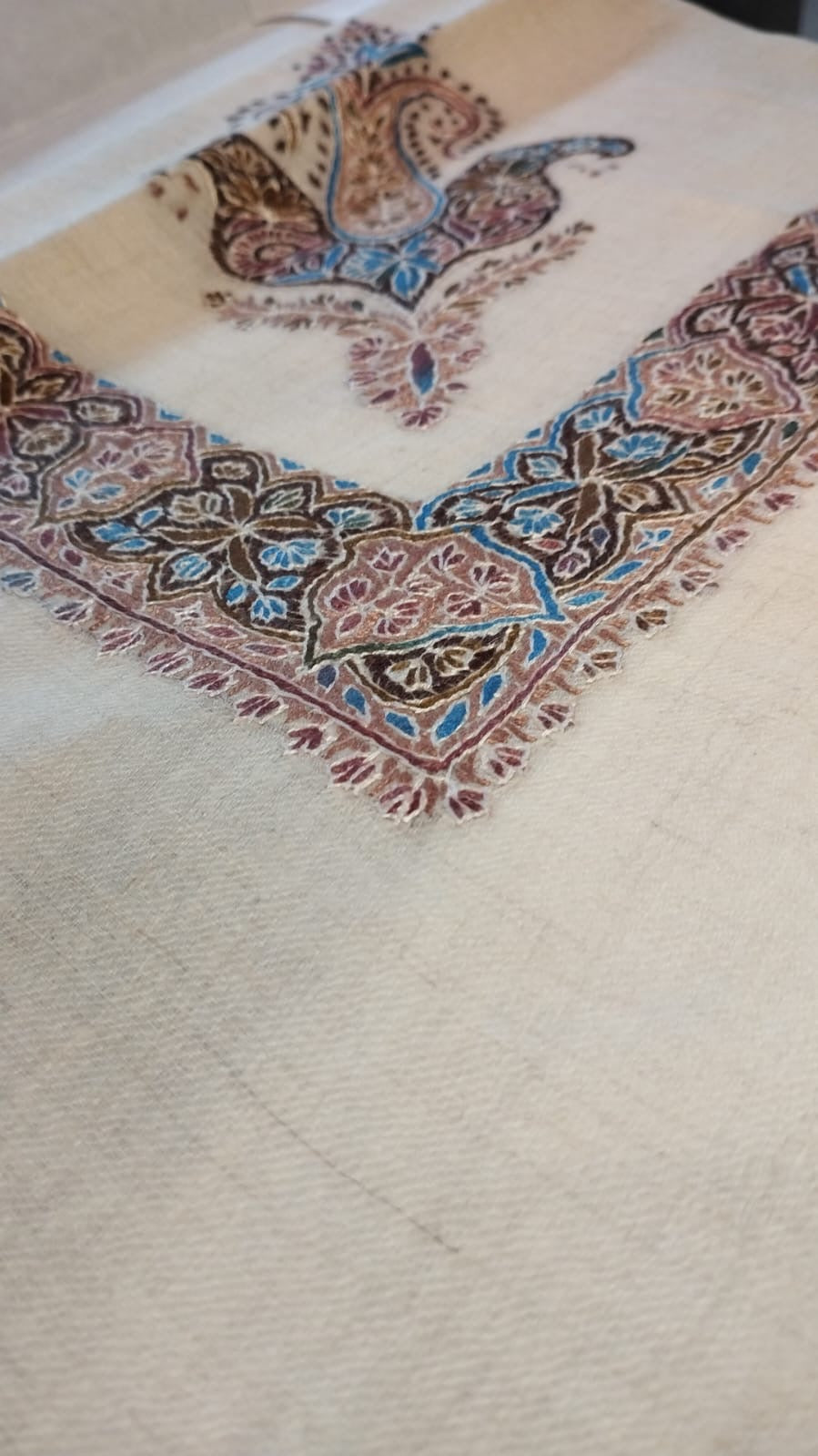 Close-up of the Misk Kashmiri pashmina ghutra corner motif and sozni border