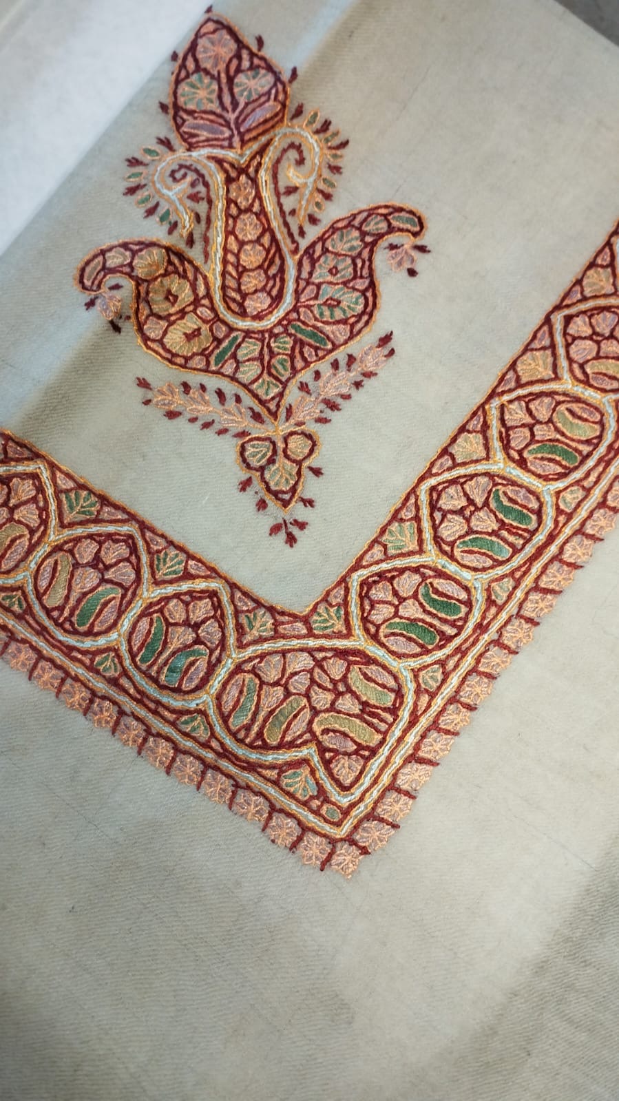 Iwan Kashmiri pashmina ghutra corner seen on the diagonal, the border meeting in a point below the motif
