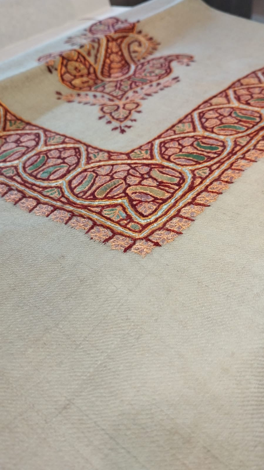 Close-up of the Iwan Kashmiri pashmina ghutra corner motif and sozni border