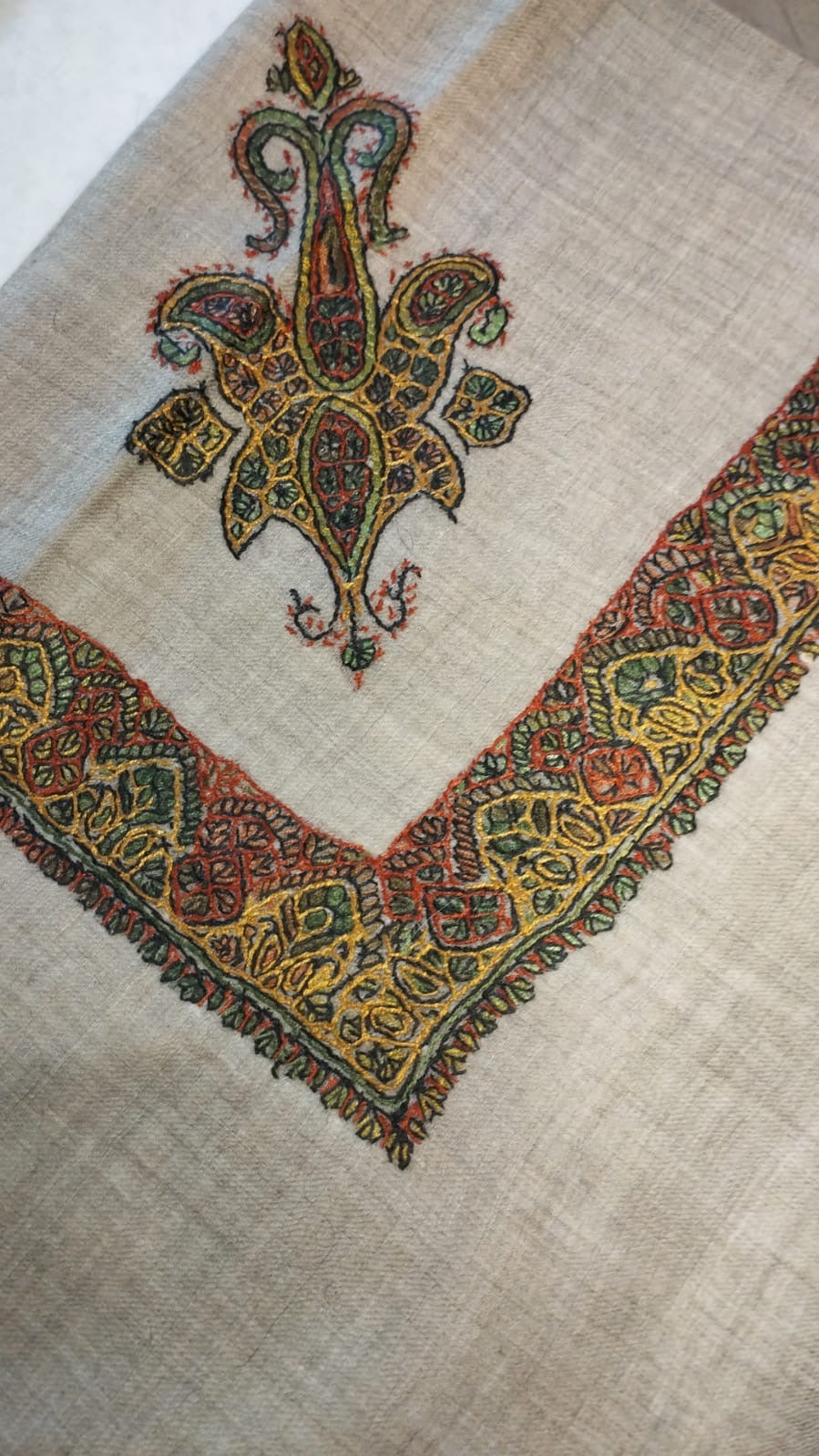 Nakhl Kashmiri pashmina ghutra corner seen on the diagonal, the border meeting in a point below the motif