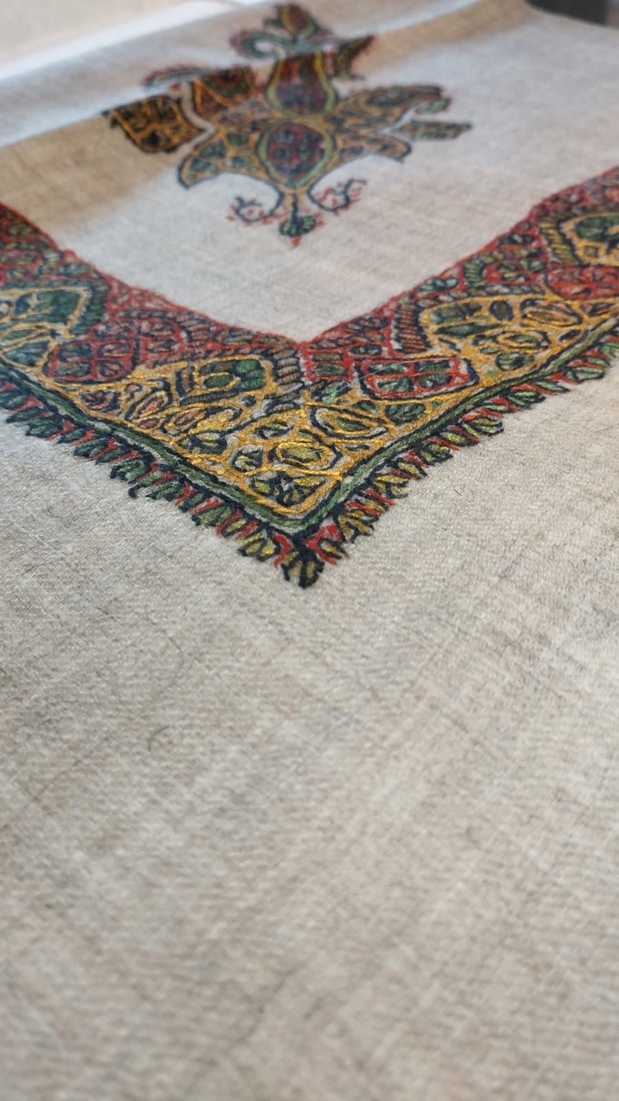 Close-up of the Nakhl Kashmiri pashmina ghutra corner motif and sozni border