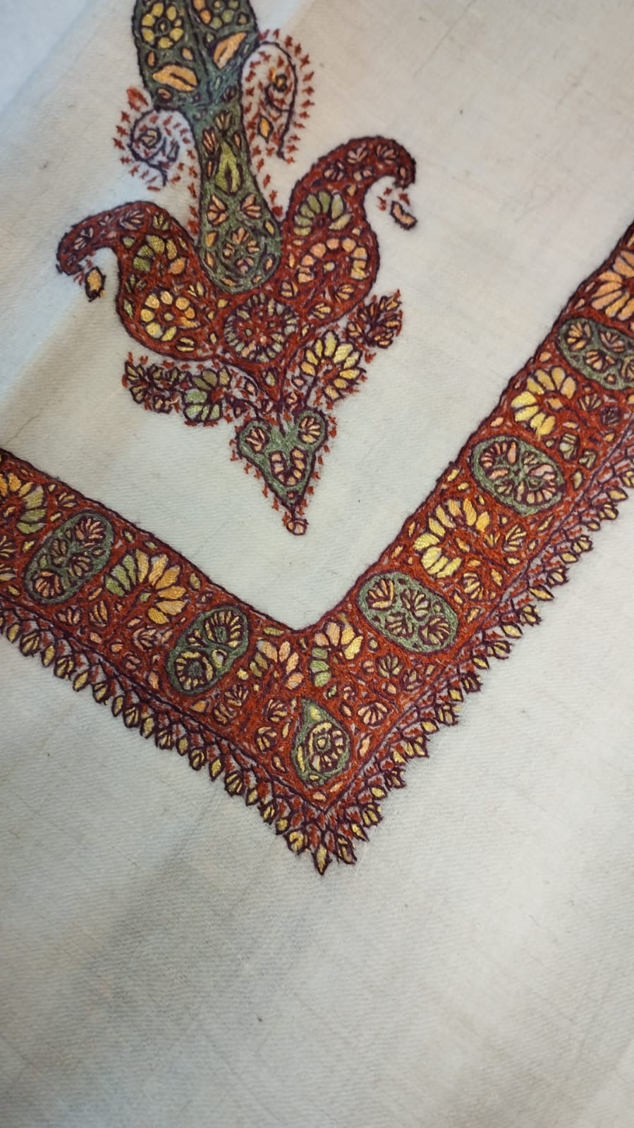 Khunaizi Kashmiri pashmina ghutra corner seen on the diagonal, the border meeting in a point below the motif