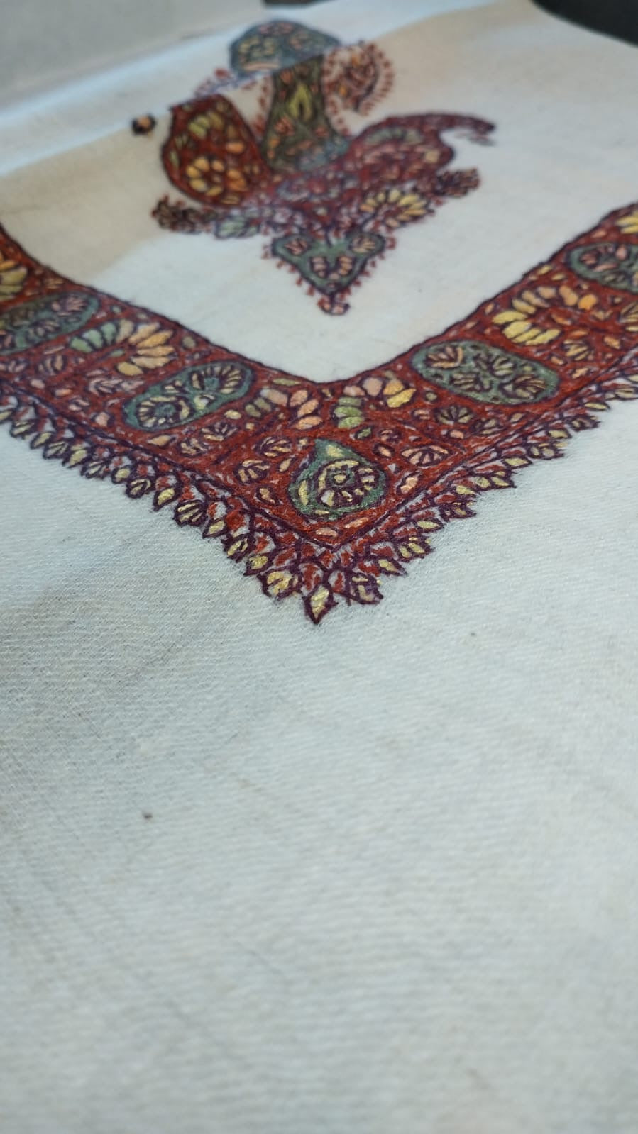 Close-up of the Khunaizi Kashmiri pashmina ghutra corner motif and sozni border