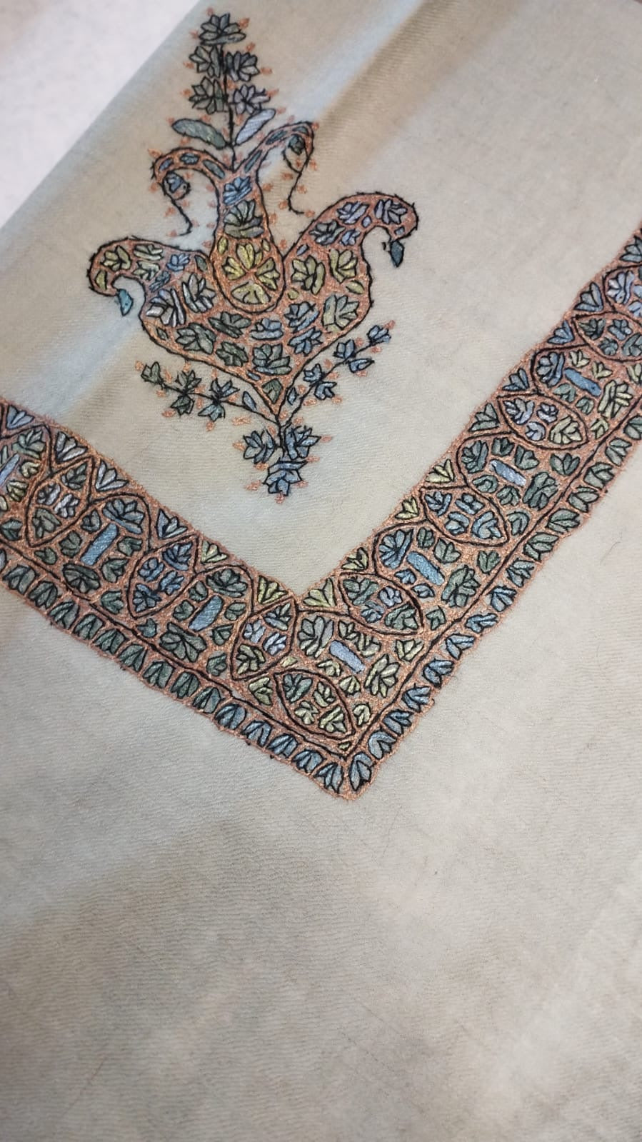 Yamama Kashmiri pashmina ghutra corner seen on the diagonal, the border meeting in a point below the motif