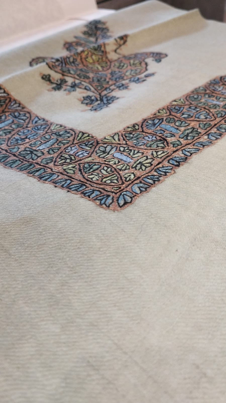 Close-up of the Yamama Kashmiri pashmina ghutra corner motif and sozni border