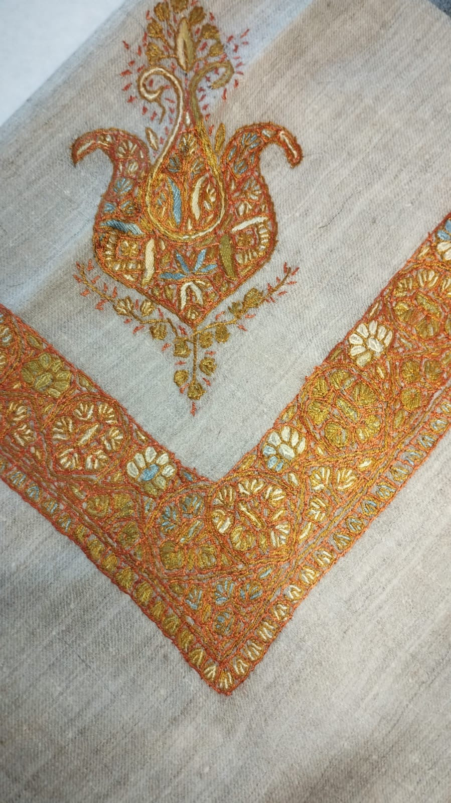 Suhail Kashmiri pashmina ghutra corner seen on the diagonal, the border meeting in a point below the motif