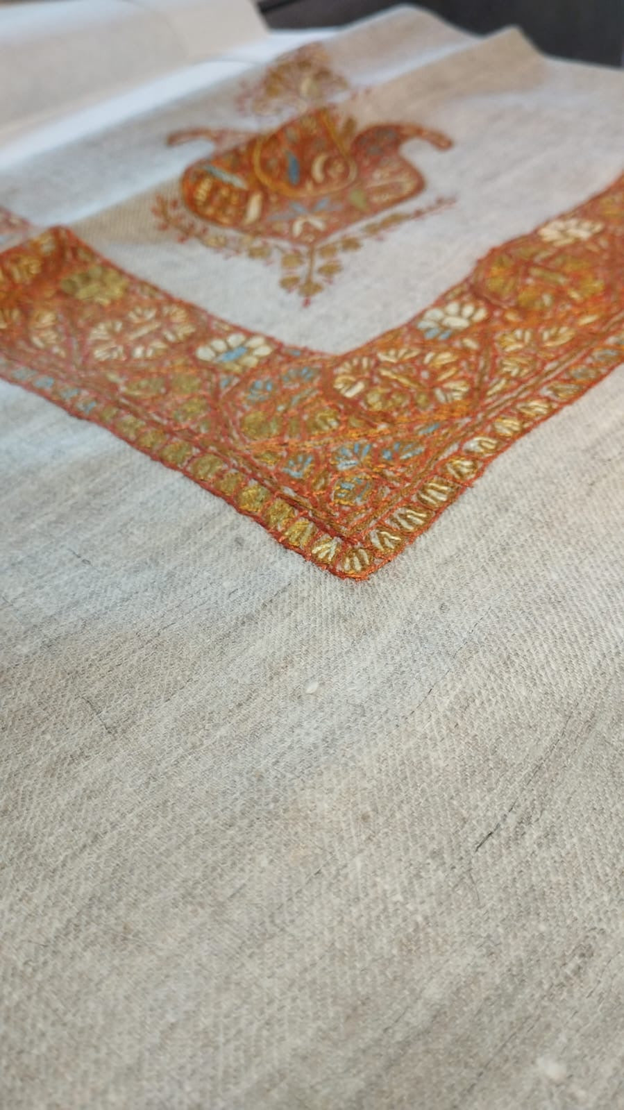 Close-up of the Suhail Kashmiri pashmina ghutra corner motif and sozni border