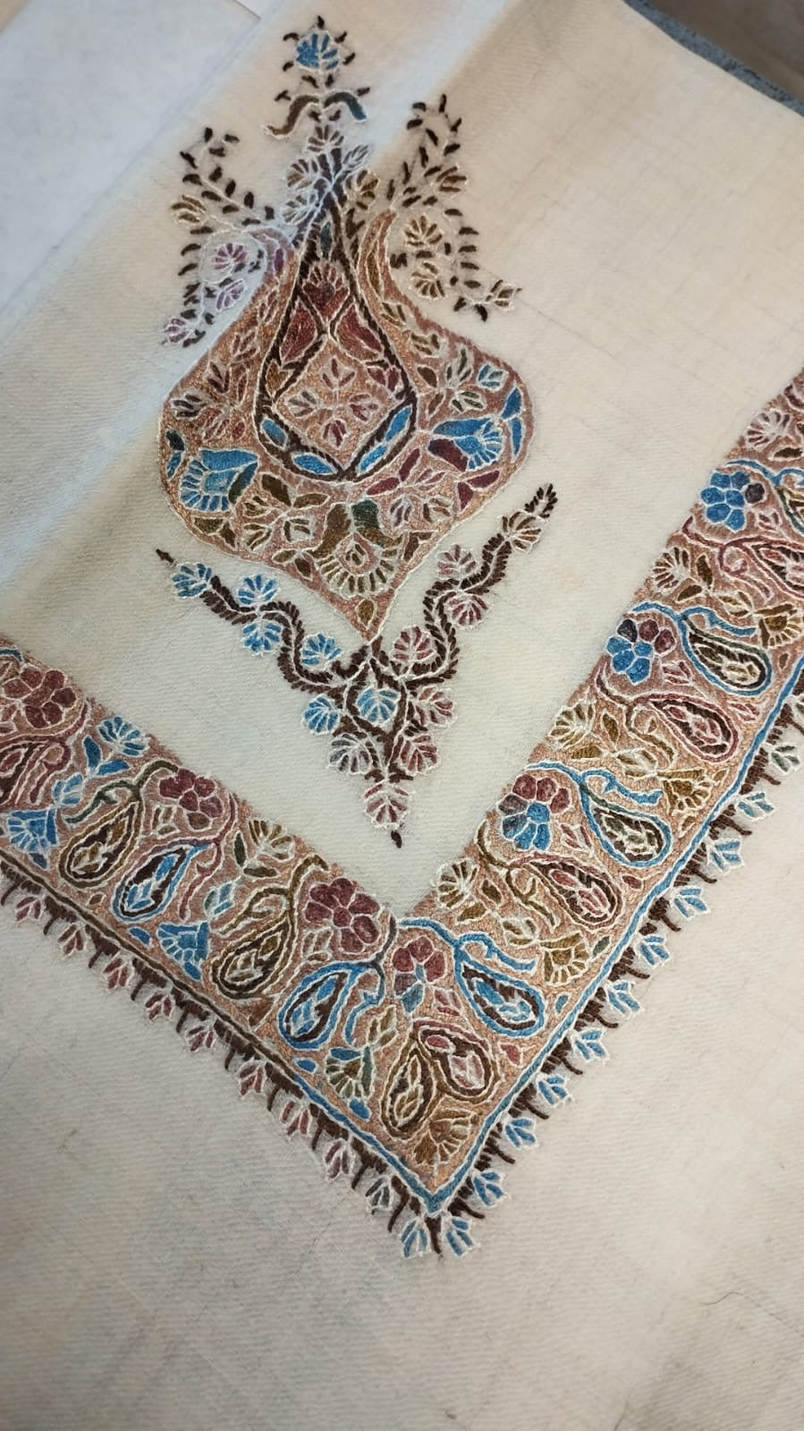 Qumri Kashmiri pashmina ghutra corner seen on the diagonal, the border meeting in a point below the motif