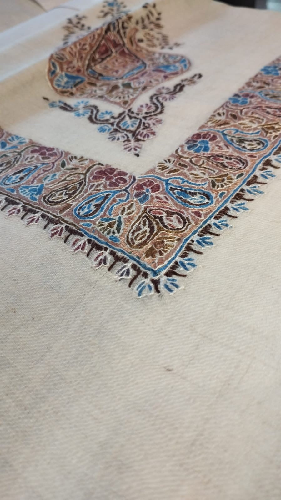 Close-up of the Qumri Kashmiri pashmina ghutra corner motif and sozni border