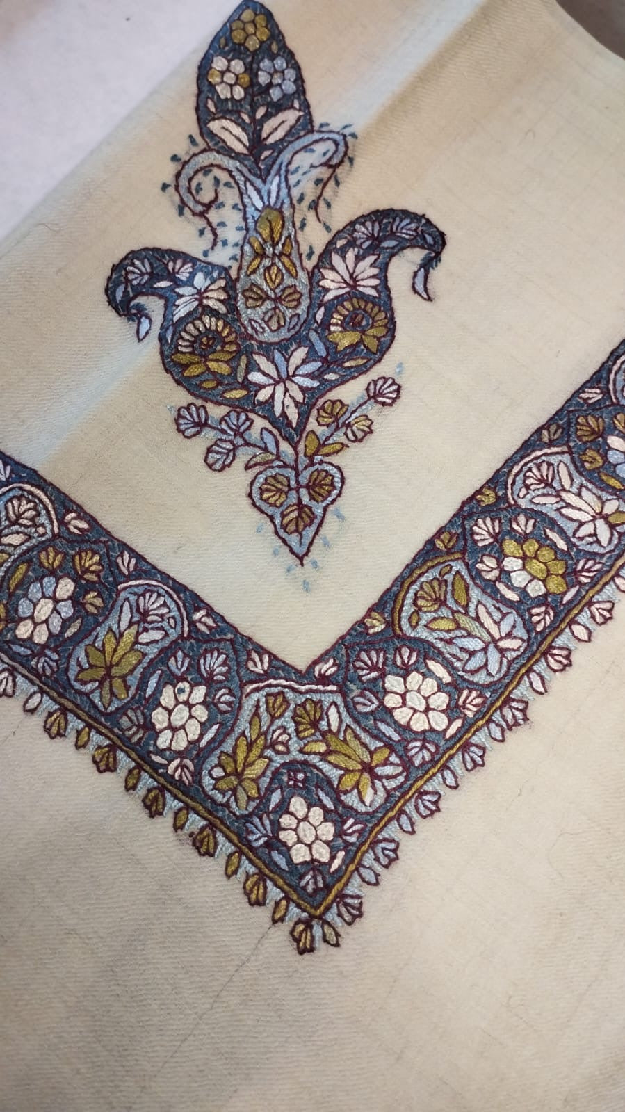 Uqhuwan Kashmiri pashmina ghutra corner seen on the diagonal, the border meeting in a point below the motif