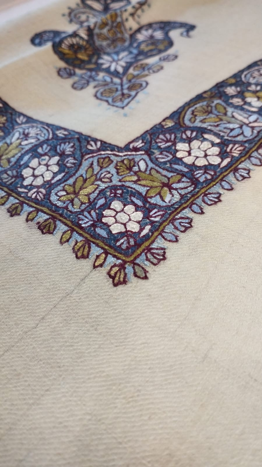 Close-up of the Uqhuwan Kashmiri pashmina ghutra corner motif and sozni border