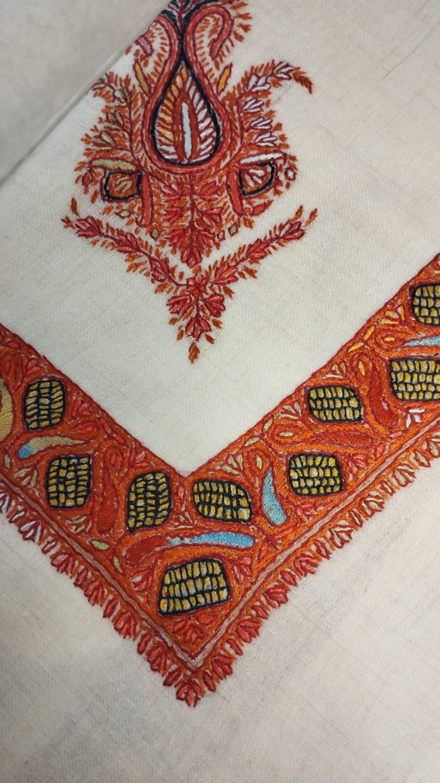 Qabas Kashmiri pashmina ghutra corner seen on the diagonal, the border meeting in a point below the motif