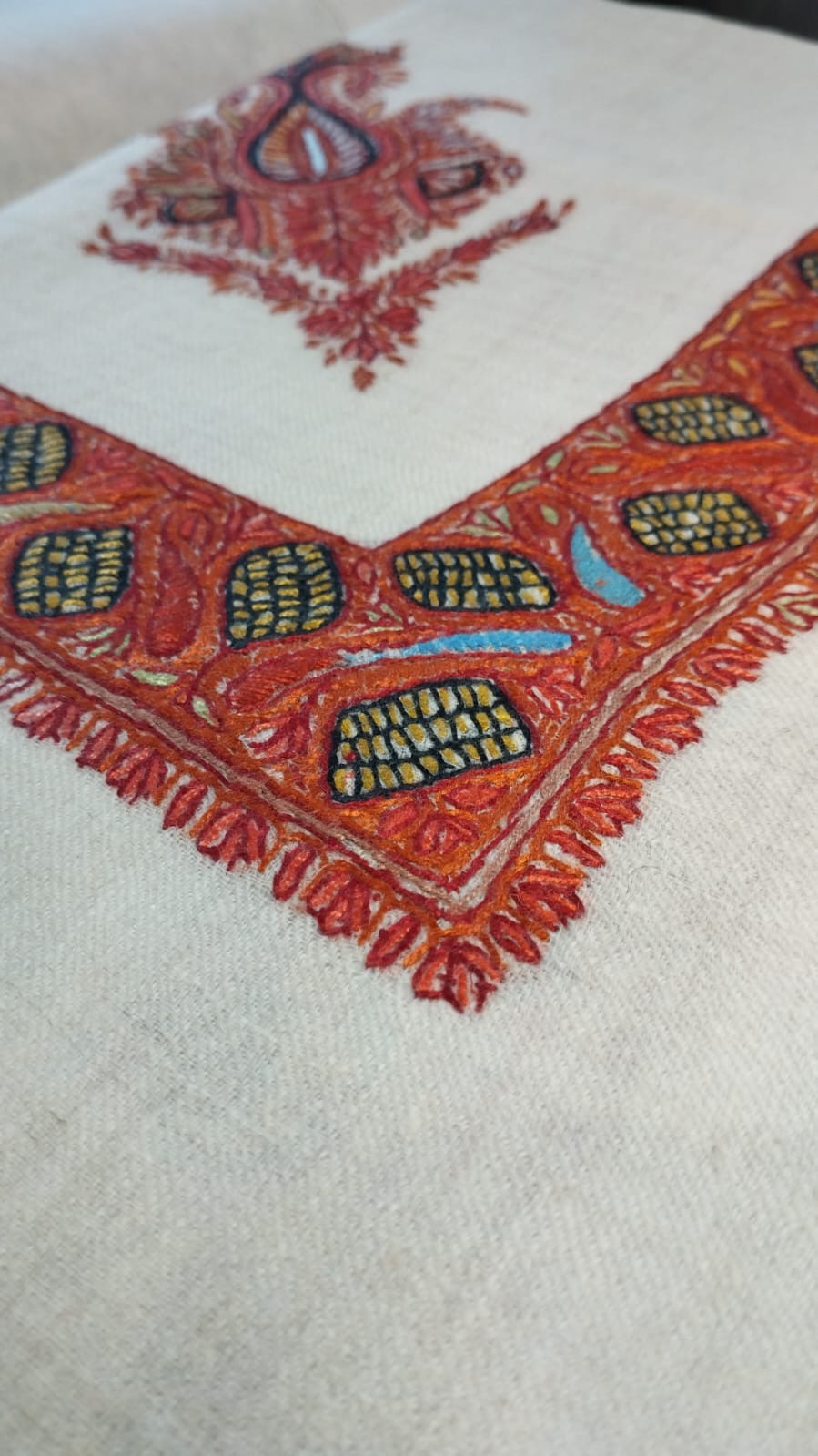 Close-up of the Qabas Kashmiri pashmina ghutra corner motif and sozni border