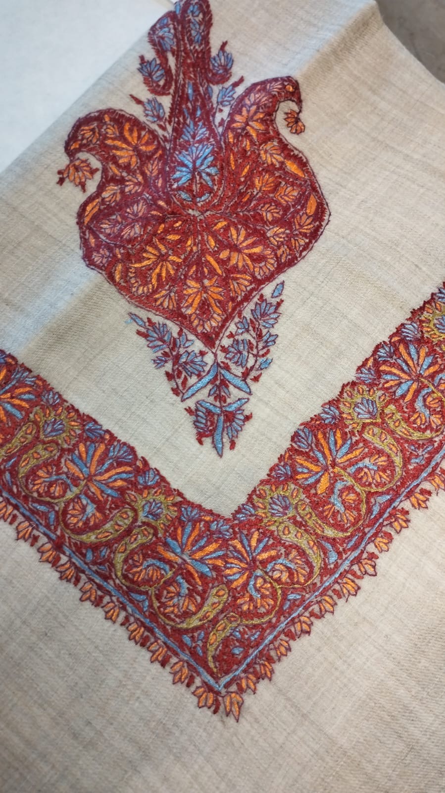 Hamra Kashmiri pashmina ghutra corner seen on the diagonal, the border meeting in a point below the motif
