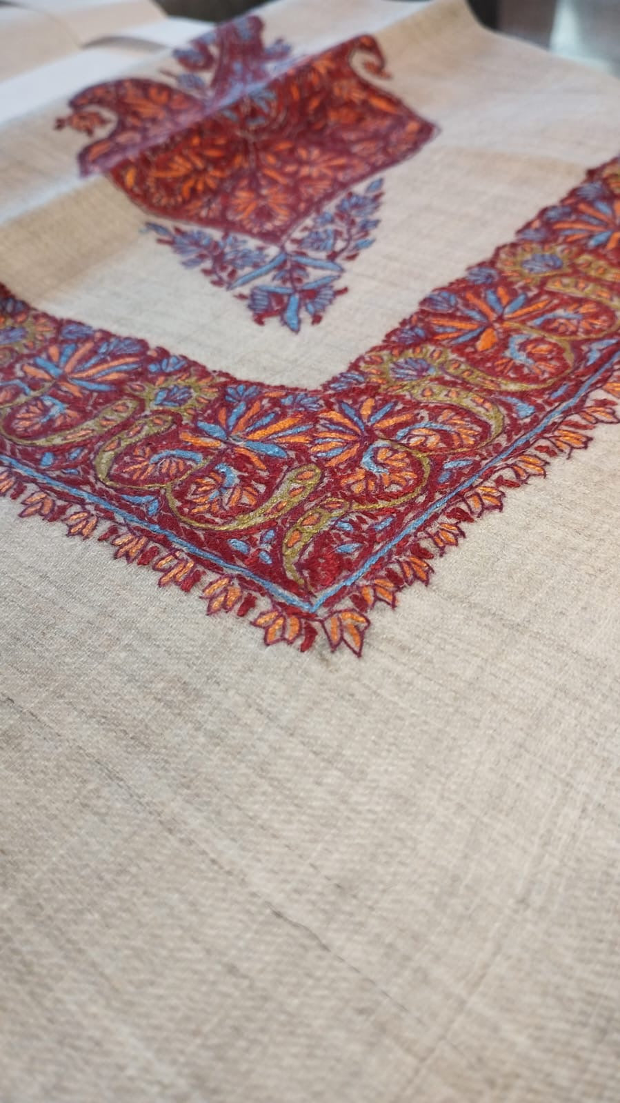 Close-up of the Hamra Kashmiri pashmina ghutra corner motif and sozni border