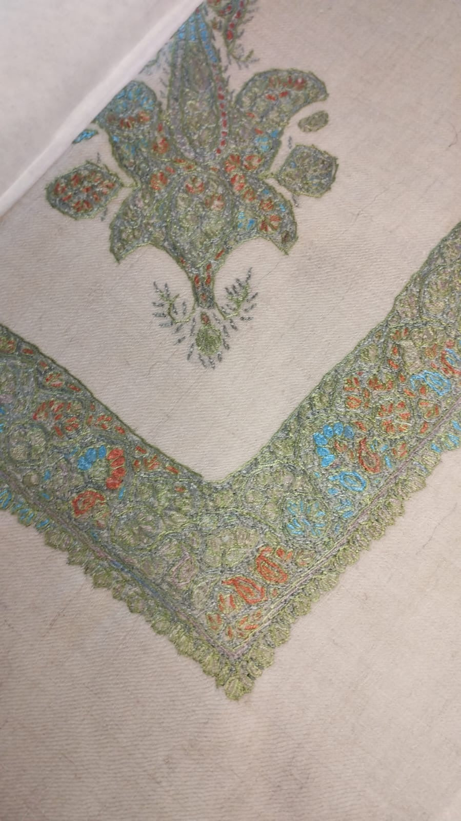 Athl Kashmiri pashmina ghutra corner seen on the diagonal, the border meeting in a point below the motif