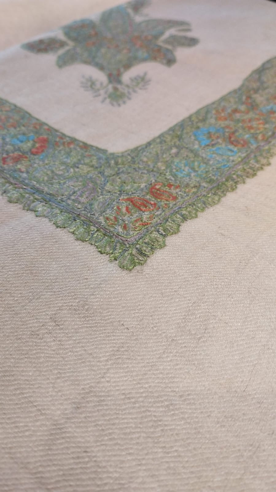 Close-up of the Athl Kashmiri pashmina ghutra corner motif and sozni border