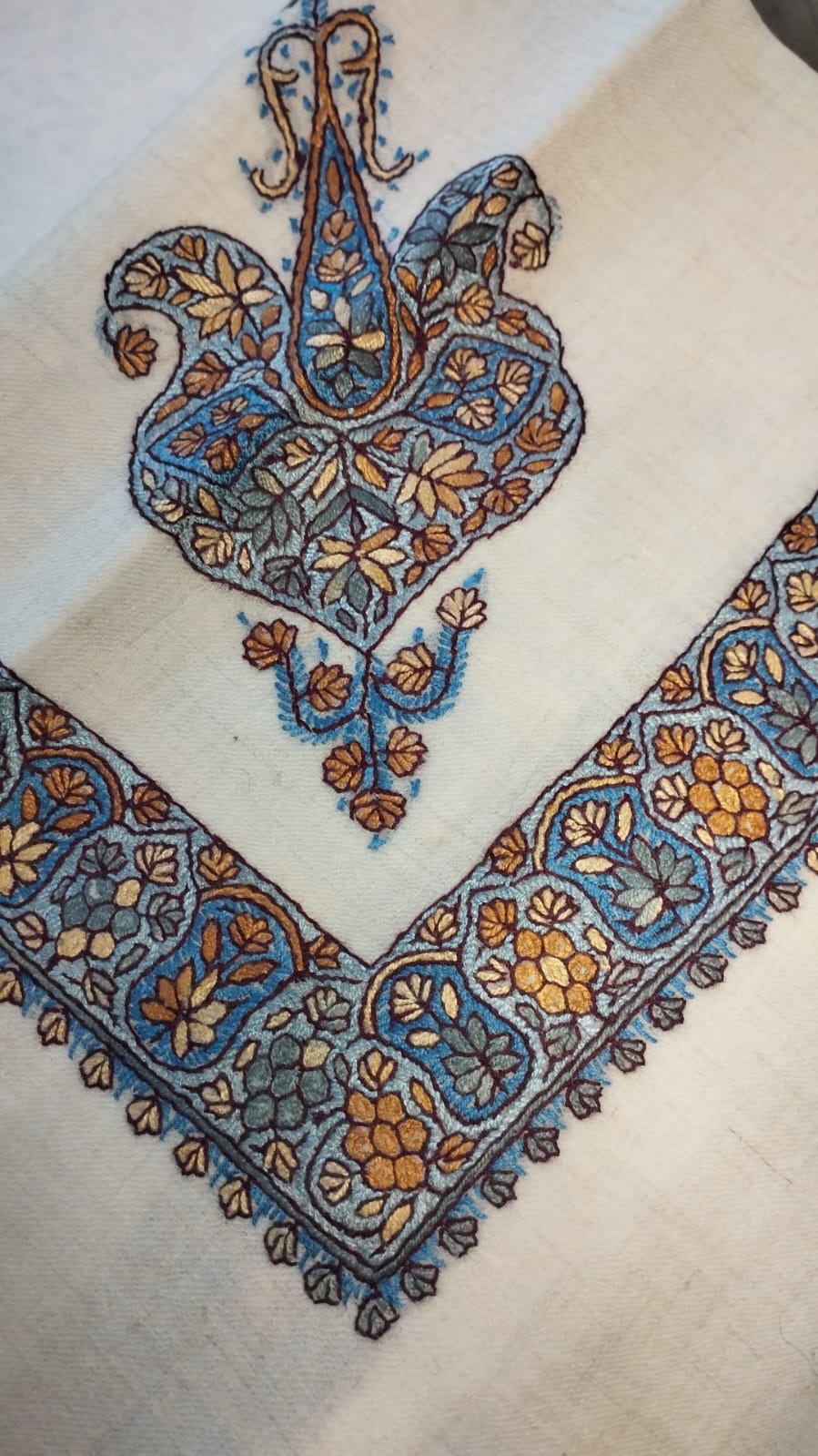 Ufuq Kashmiri pashmina ghutra corner seen on the diagonal, the border meeting in a point below the motif