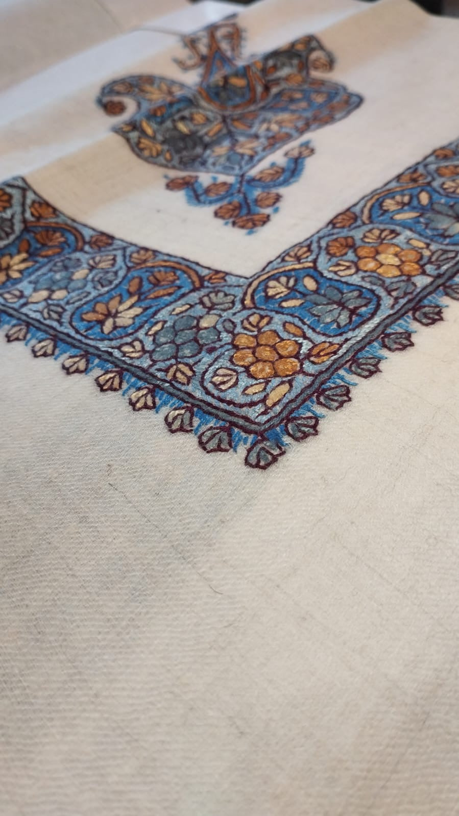 Close-up of the Ufuq Kashmiri pashmina ghutra corner motif and sozni border