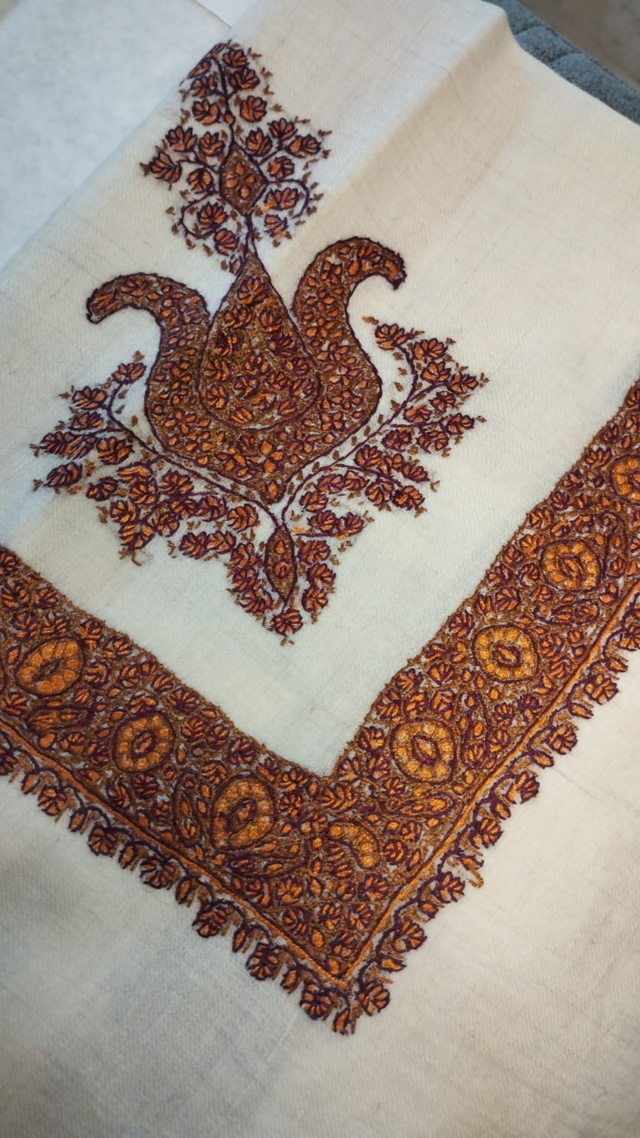 Kumait Kashmiri pashmina ghutra corner seen on the diagonal, the border meeting in a point below the motif