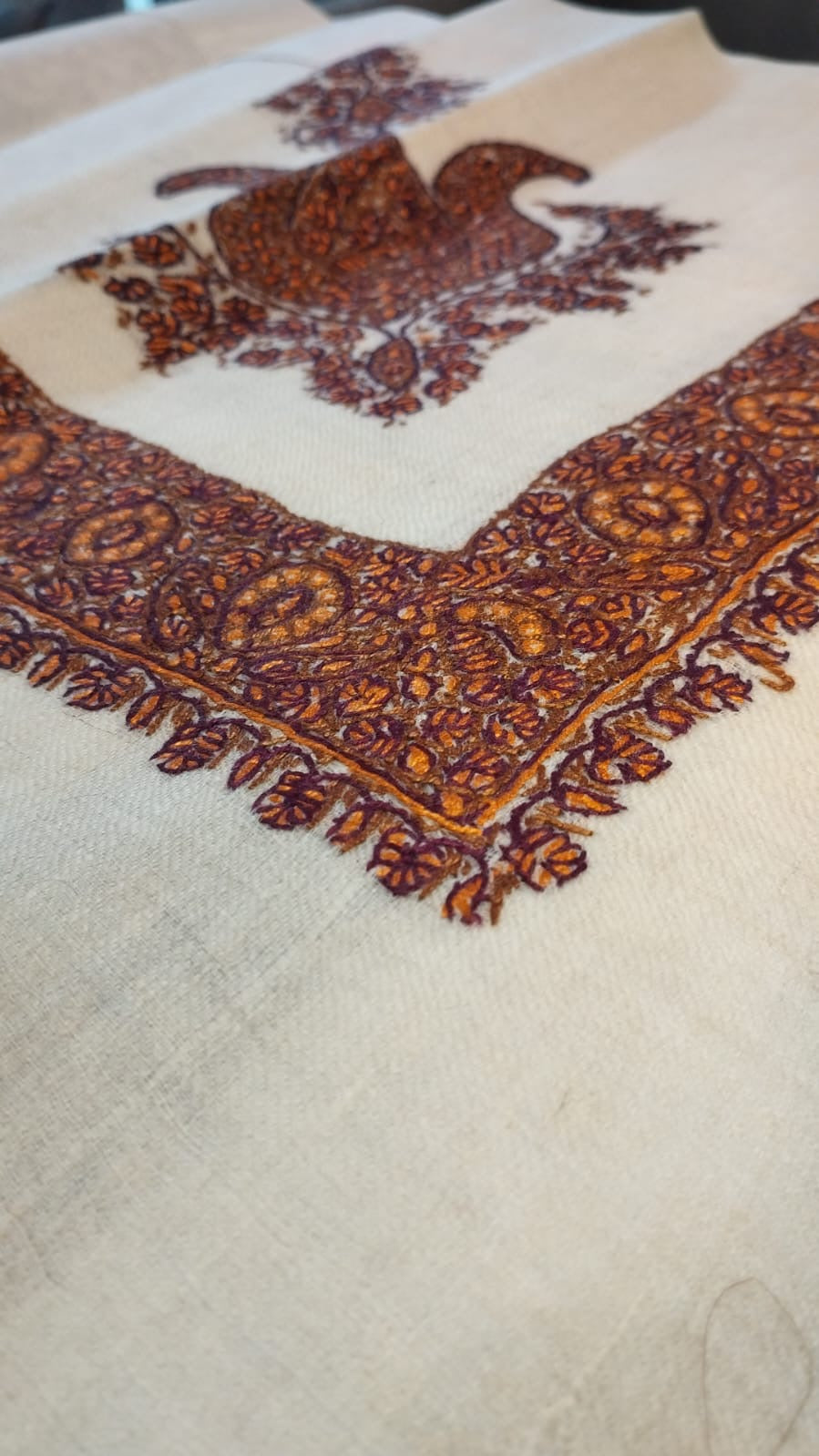 Close-up of the Kumait Kashmiri pashmina ghutra corner motif and sozni border