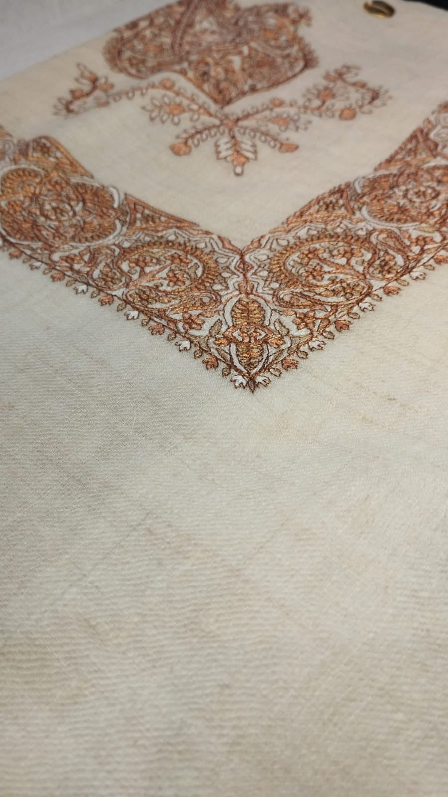 Close view of the Surur Qalam Kaari Pashmina corner, copper and ivory hand-drawn sozni