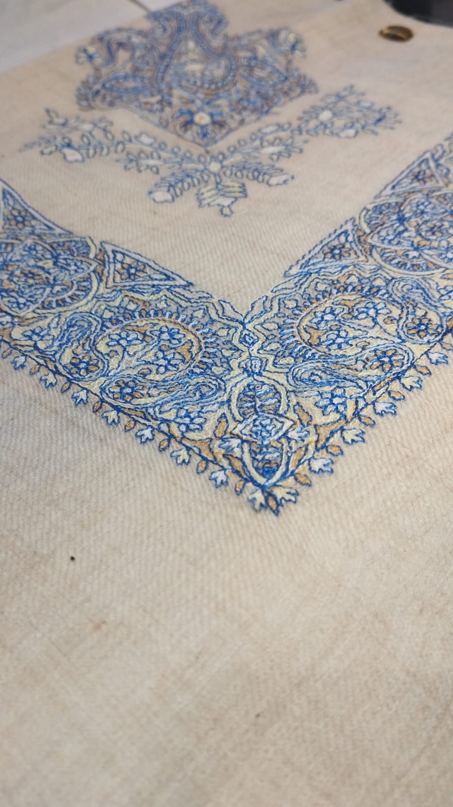 Close view of the Darya Qalam Kaari Pashmina corner, sky blue and ivory hand-drawn sozni