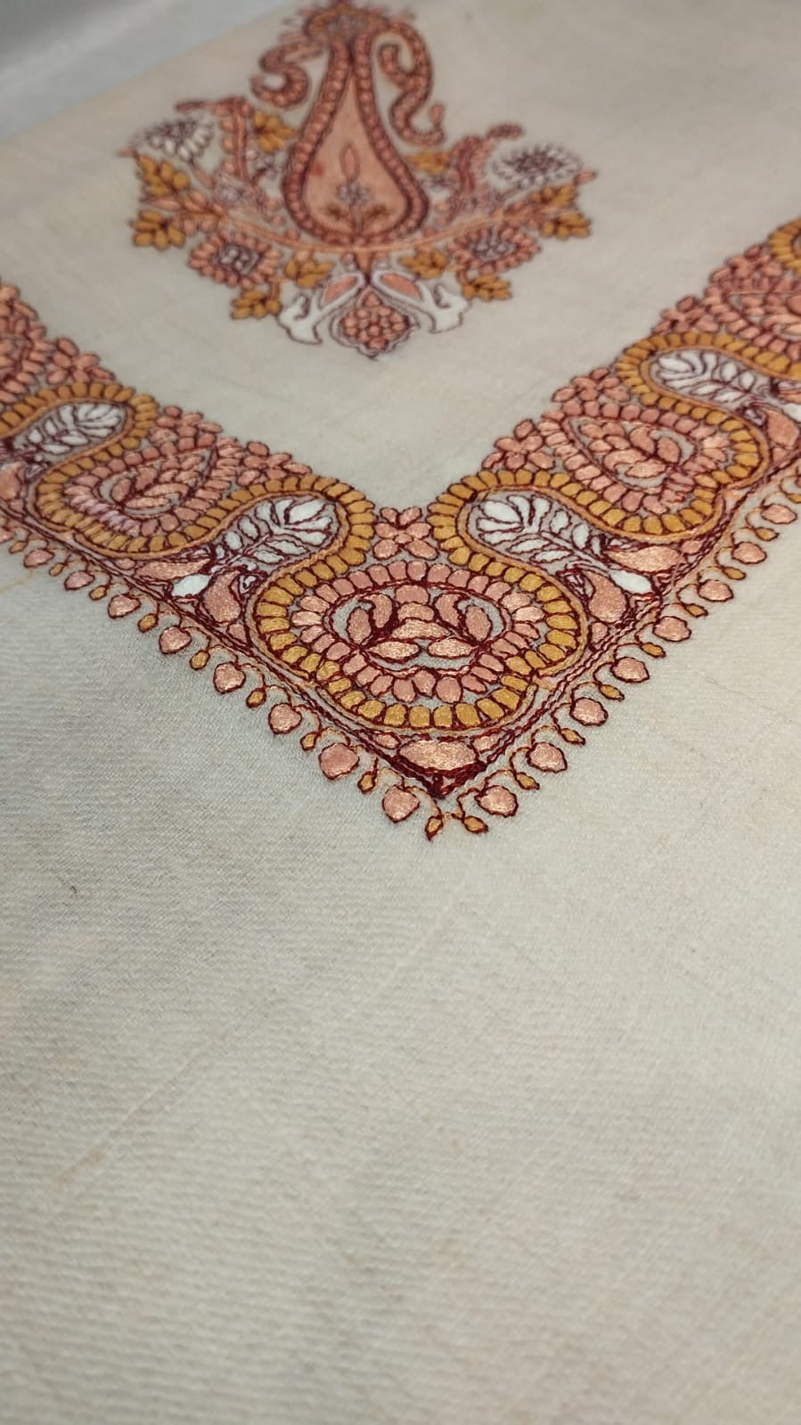 Close view of the Zaffa Qalam Kaari Pashmina corner, salmon pink, ochre and maroon hand-drawn sozni