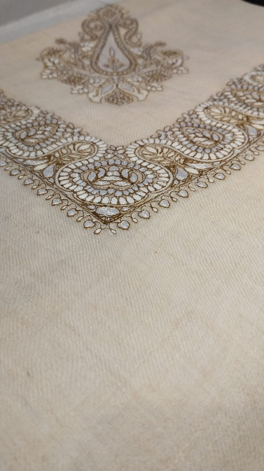 Close view of the Lubban Qalam Kaari Pashmina corner, ivory and khaki hand-drawn sozni