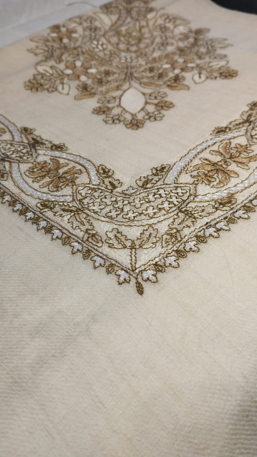 Close view of the Wadi Qalam Kaari Pashmina corner, camel, fawn and ivory hand-drawn sozni