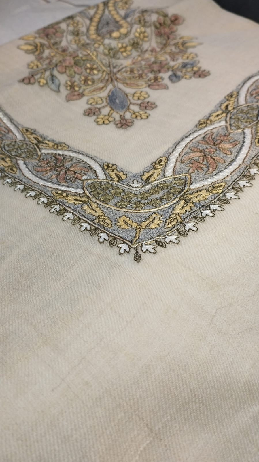 Close view of the Zanbaq Qalam Kaari Pashmina corner, butter yellow, dusty rose and grey-blue hand-drawn sozni