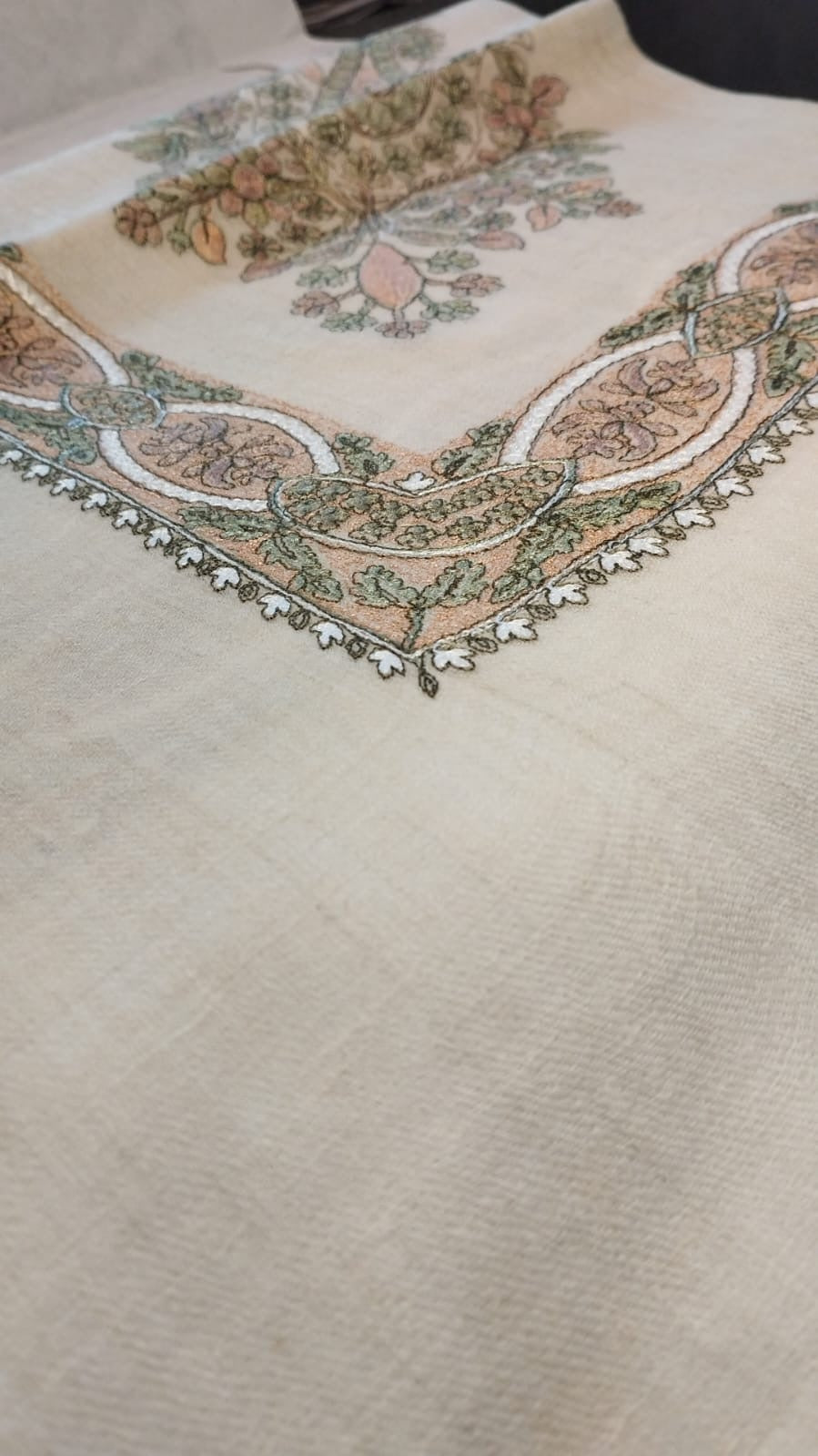 Close view of the Nastaliq Qalam Kaari Pashmina corner, dusty pink, sage and ivory hand-drawn sozni